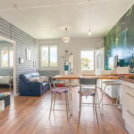 La Petite Maison De *