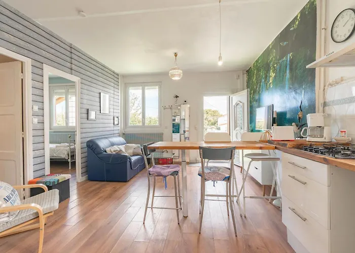 La Petite Maison De *